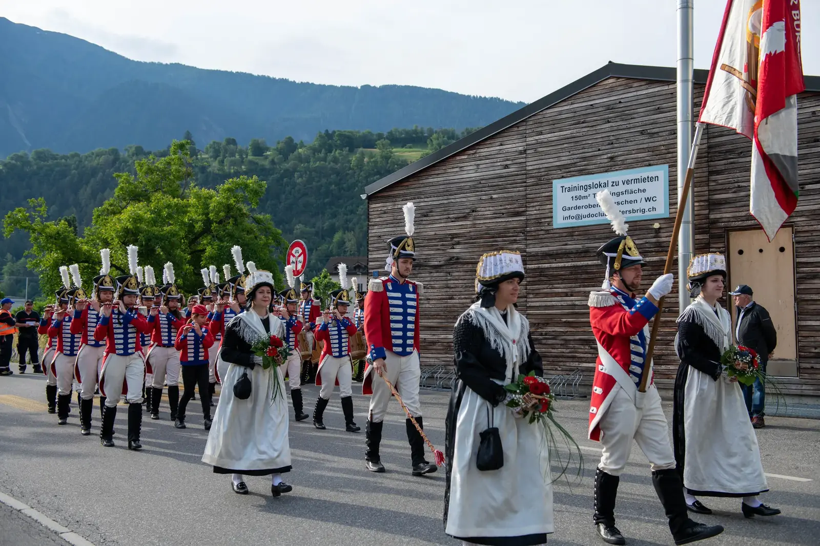 Der TPV Bürchen heute in historischer Uniform.